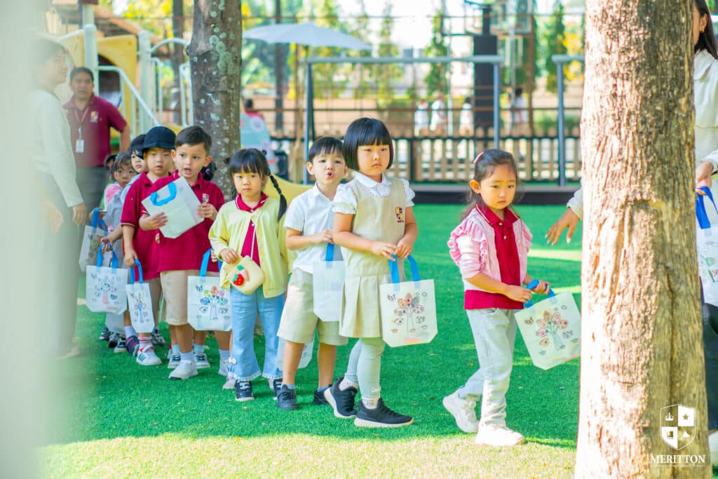 Student walk to watch Khon